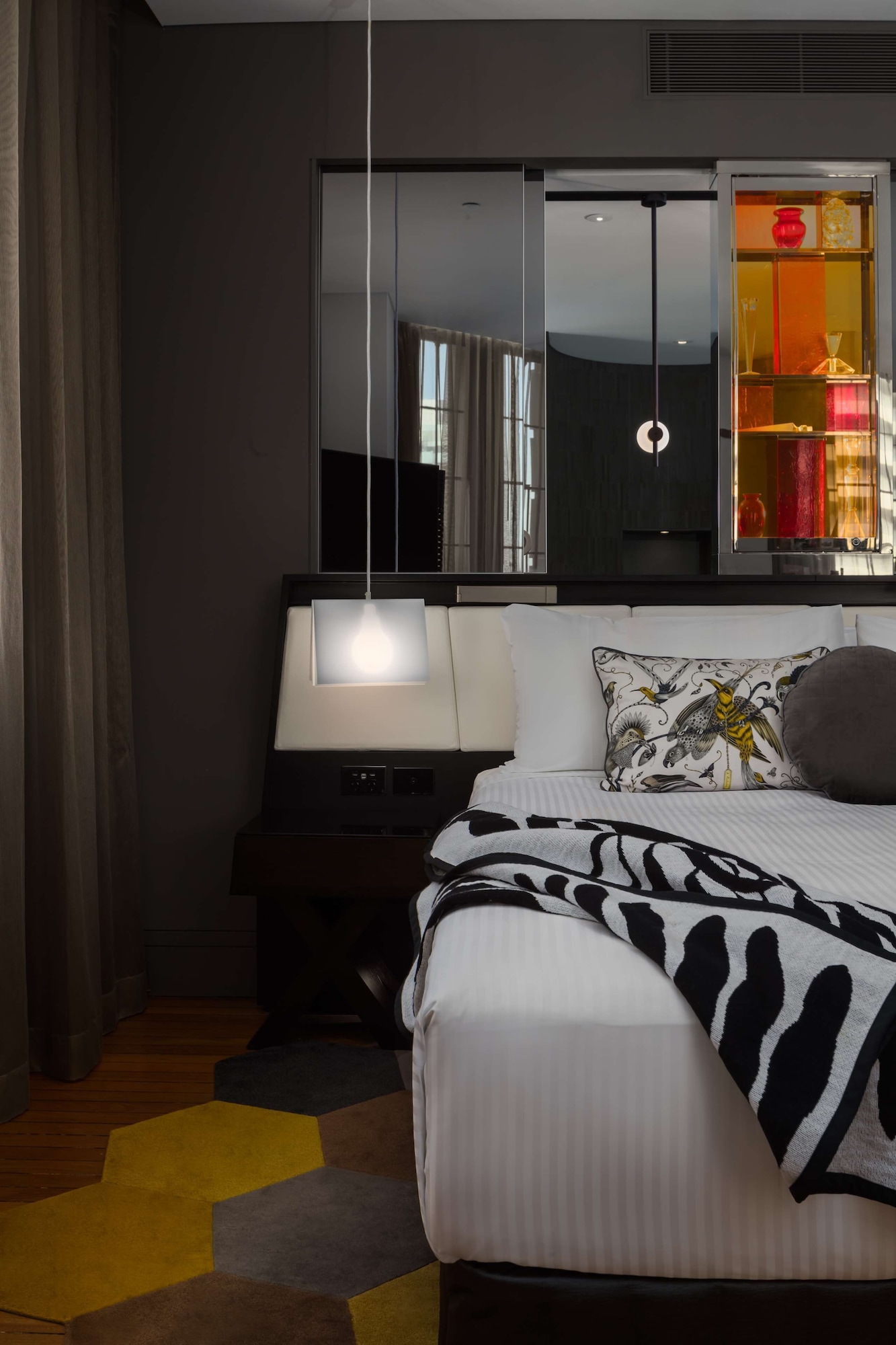 Qt, Suite, King Bed, Corner