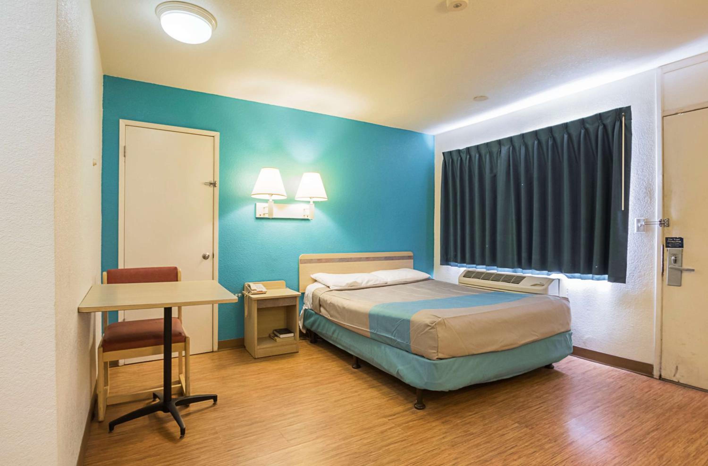 ROOM, QUEEN BED, ACCESSIBLE