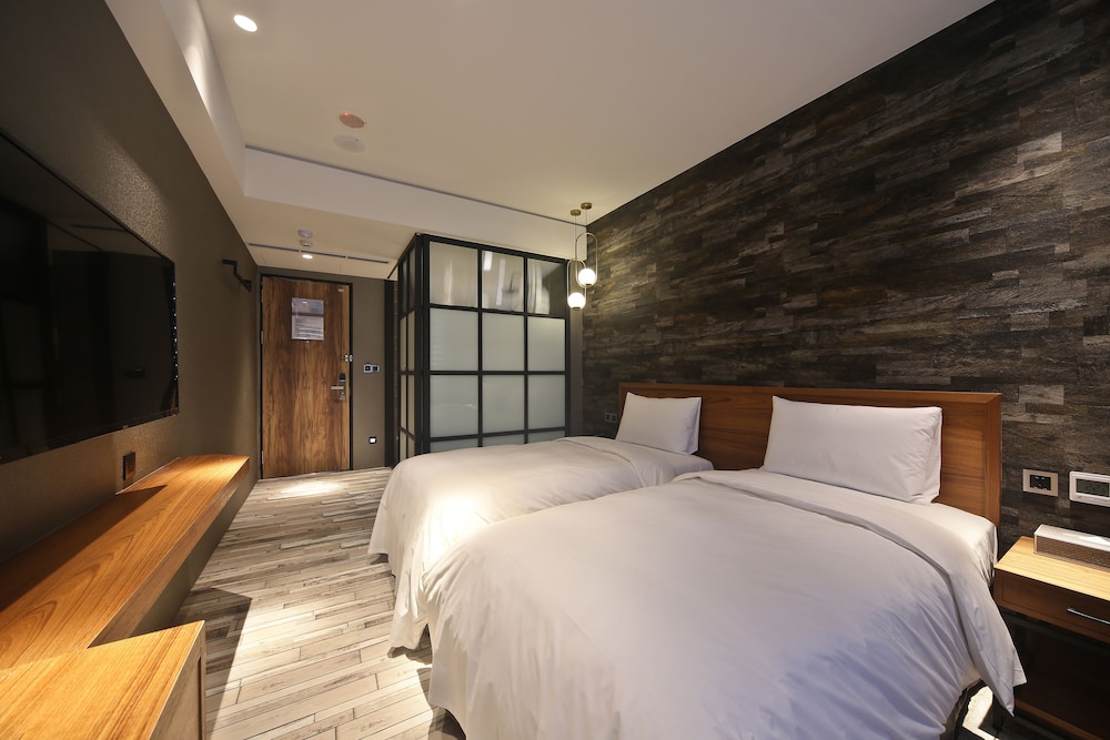 Micro Hotel 3/27