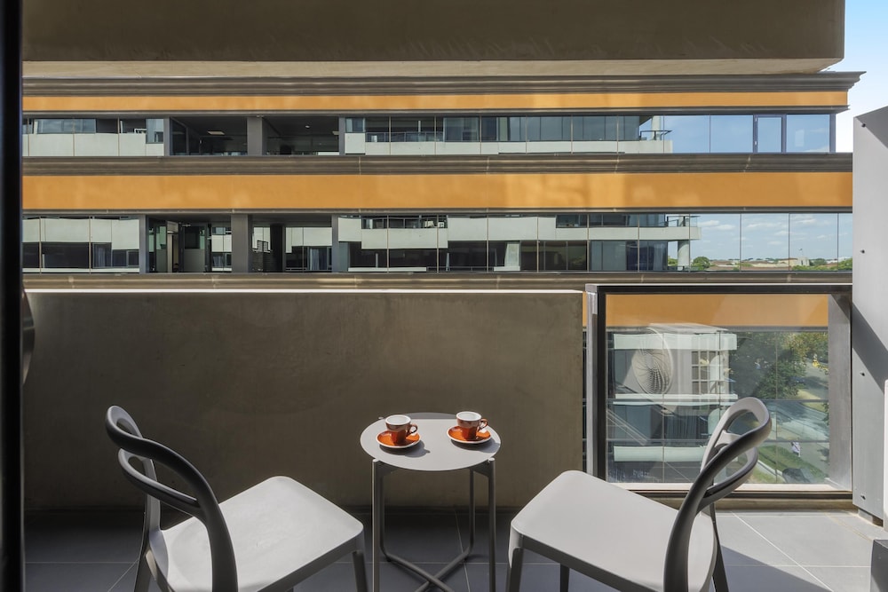 Oaks Melbourne St Kilda Road Hotel 4/64