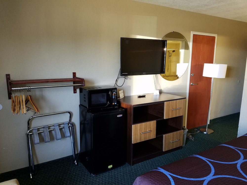 Super 8 By Wyndham Bentonville 45/59