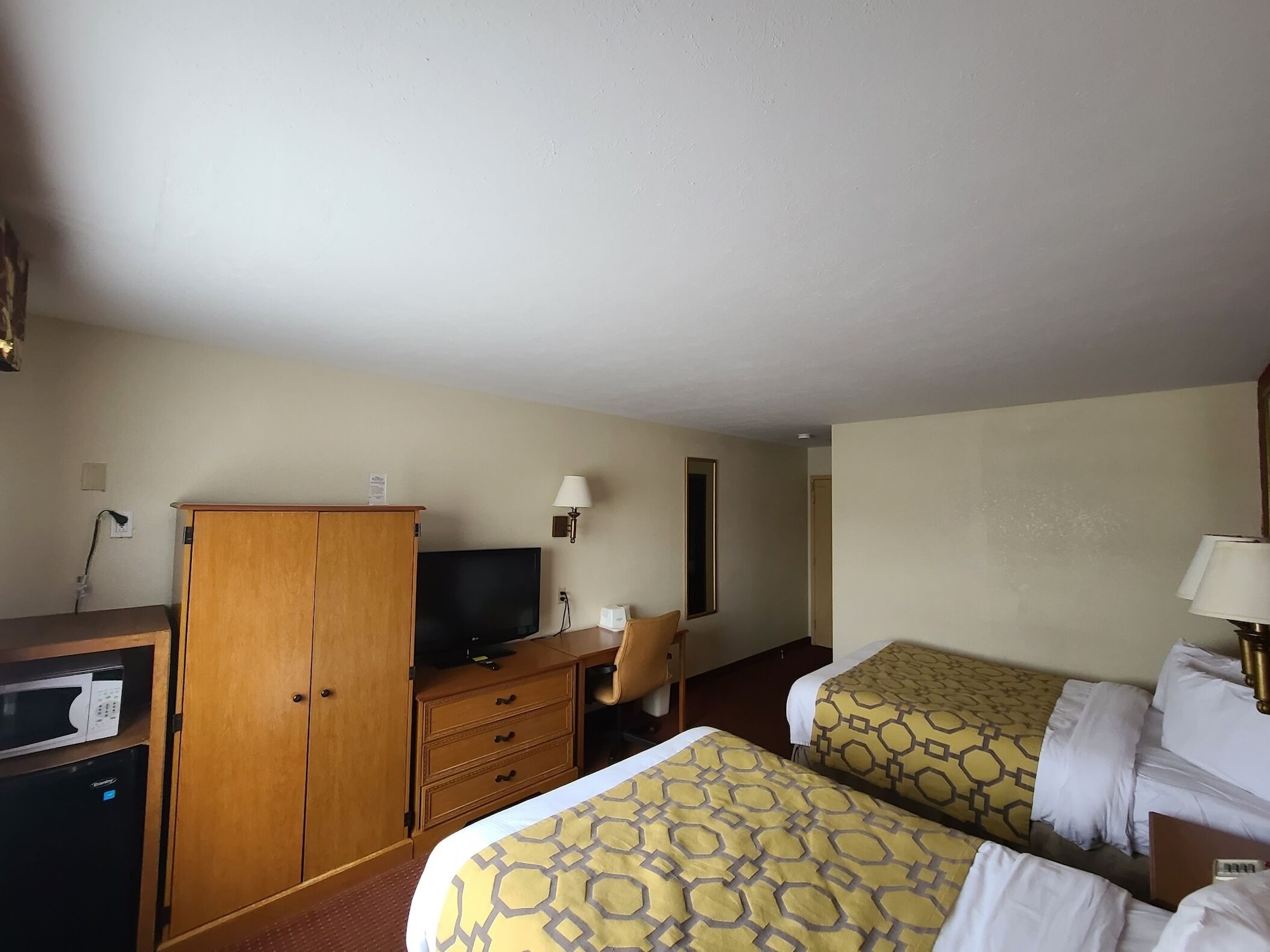 غرفة بسريرين مزدوجين يُسمح فيها بالحيوانات الأليفة لذوي الإعاقة، Baymont by Wyndham Perrysburg/Toledo 6/9