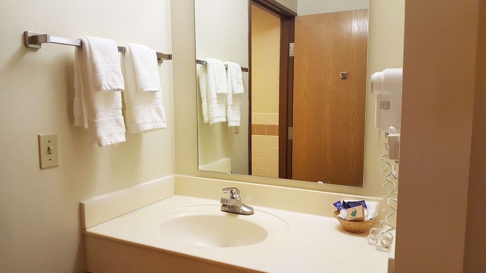 Motel6 Norway, MI 24/28