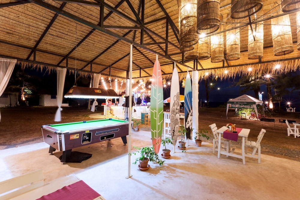 Micky Monkey Beach Hotel 24/50
