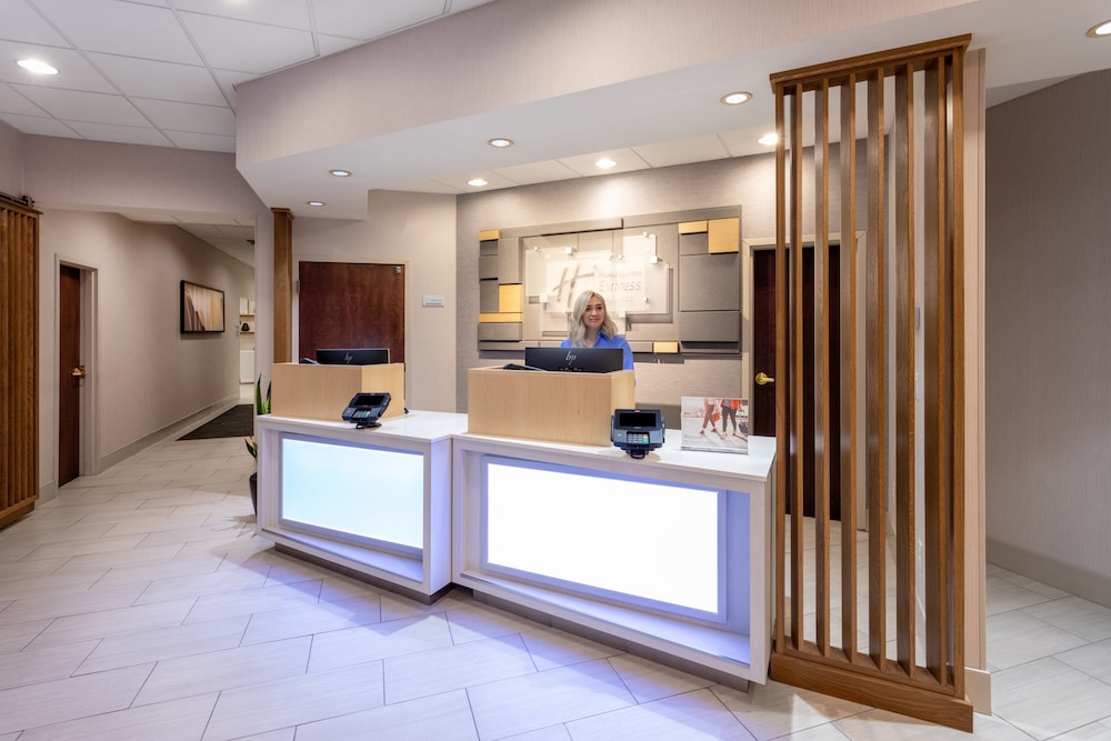 Holiday Inn Express Suites Minneapolis Downtown 10/57