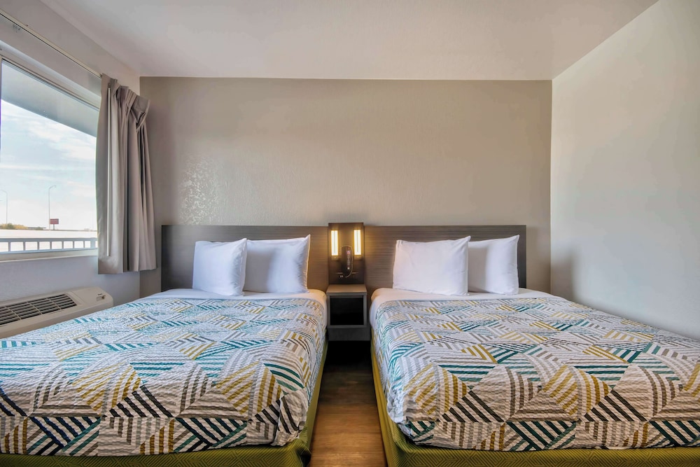 DELUXE, 2 QUEEN BEDS, KITCHENETTE