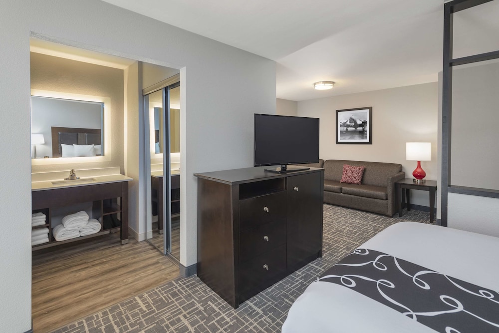 La Quinta Inn & Suites by Wyndham Atlanta Airport South 14/47