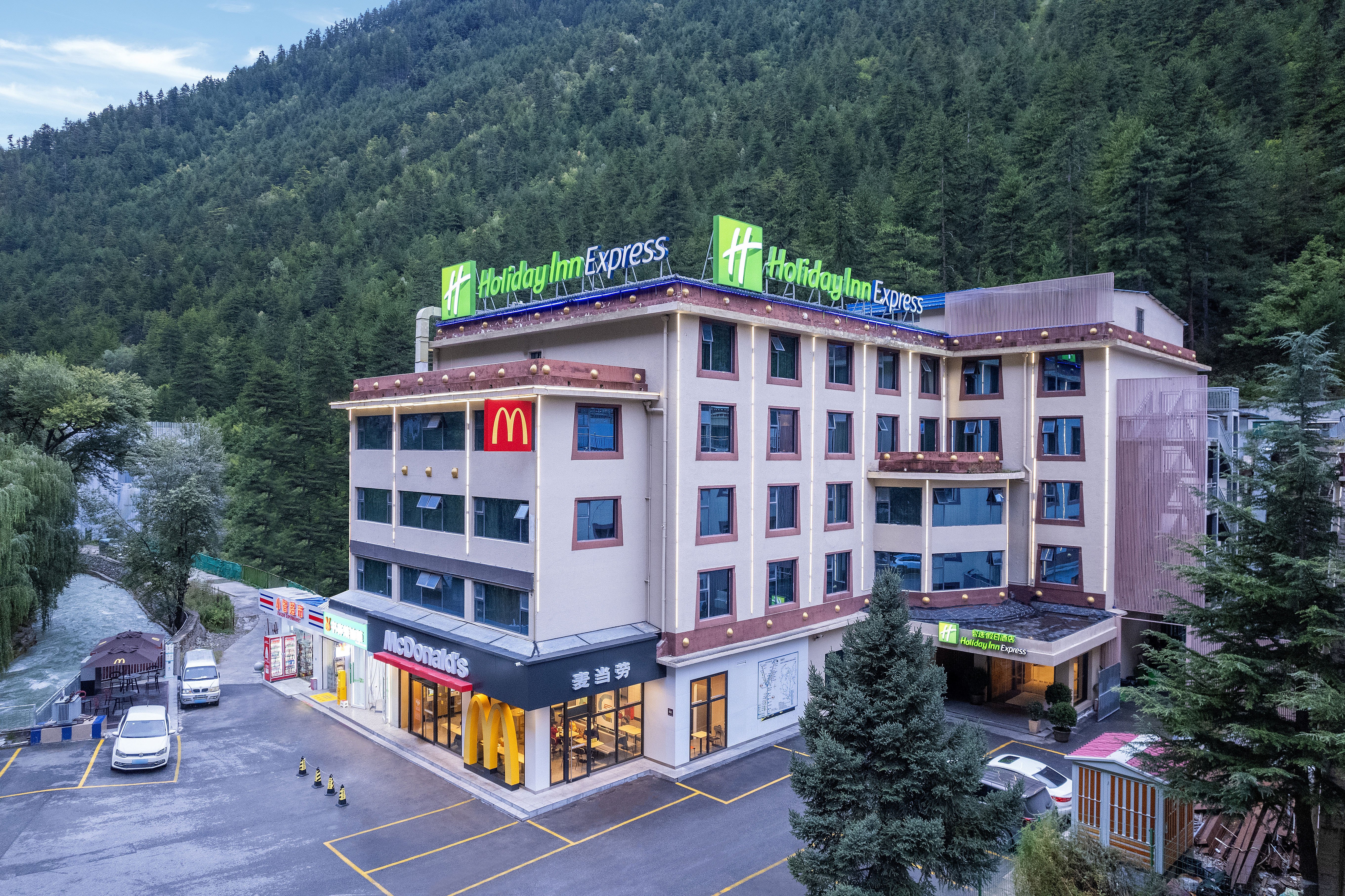 Holiday Inn Express Jiuzhaigou 1/15