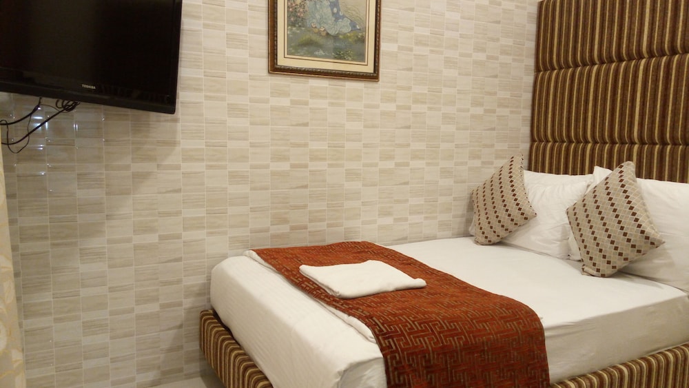 Bentley Hotel Churchgate 15/24