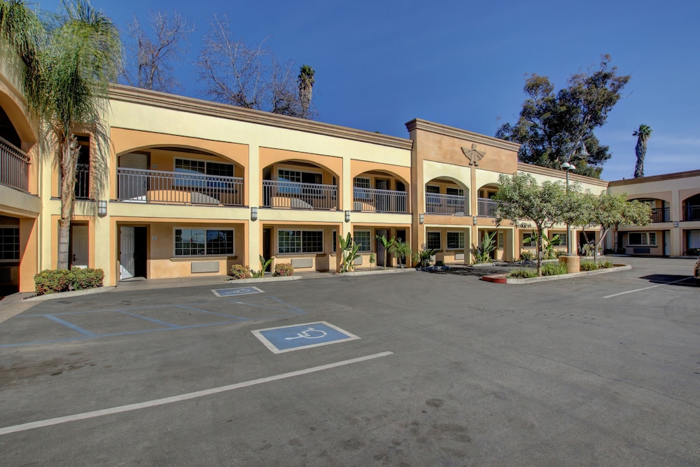 Thunderbird Lodge in Riverside 3/44