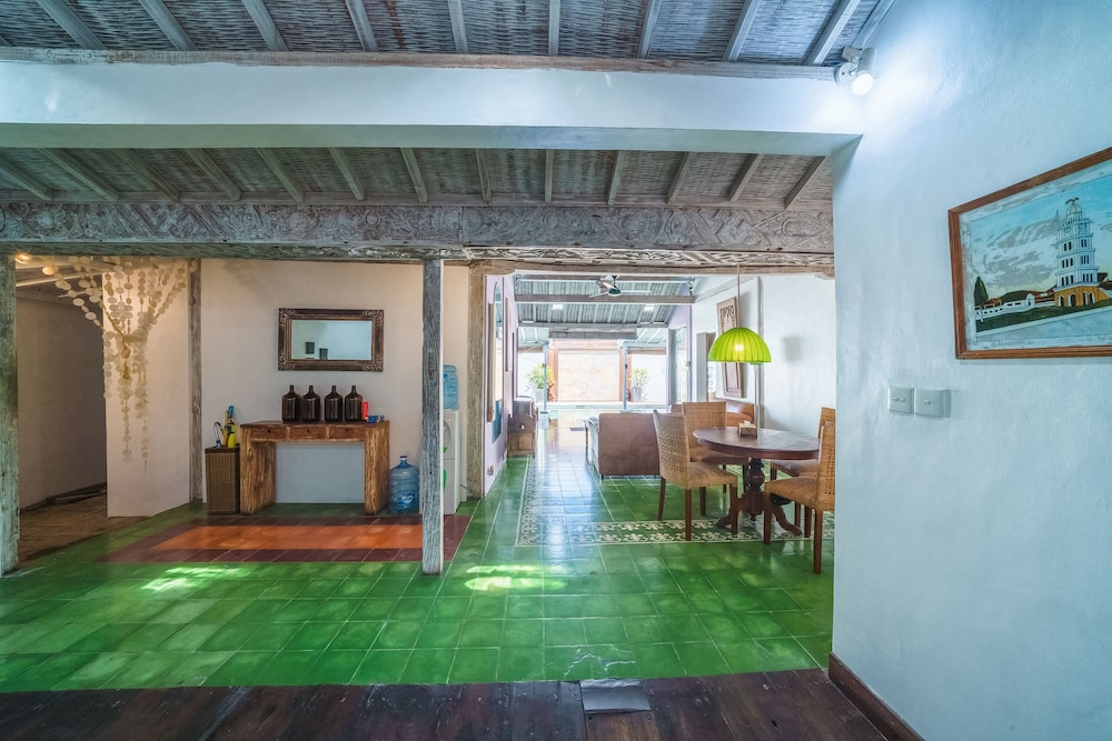 Villa West 2/28