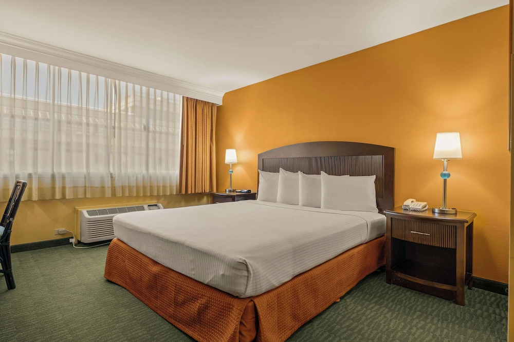 ROOM, QUEEN BED