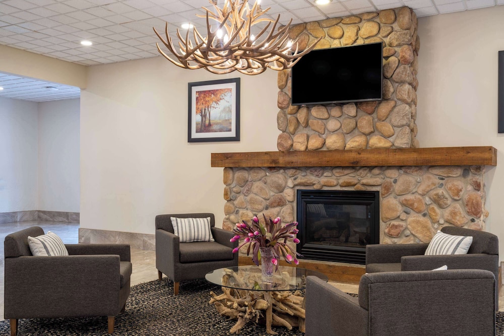 Ramada by Wyndham Thunder Bay Airlane Hotel 24/50