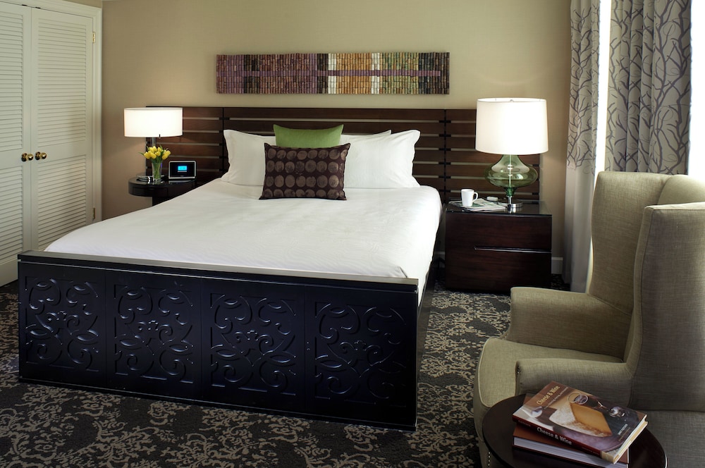 Essential, Queen Bed