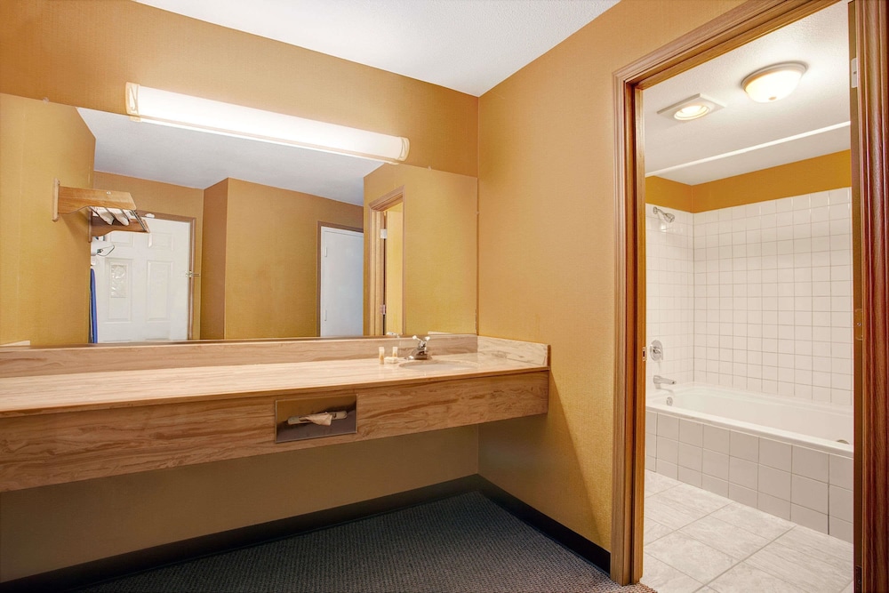 Days Inn by Wyndham Federal Way 7/40
