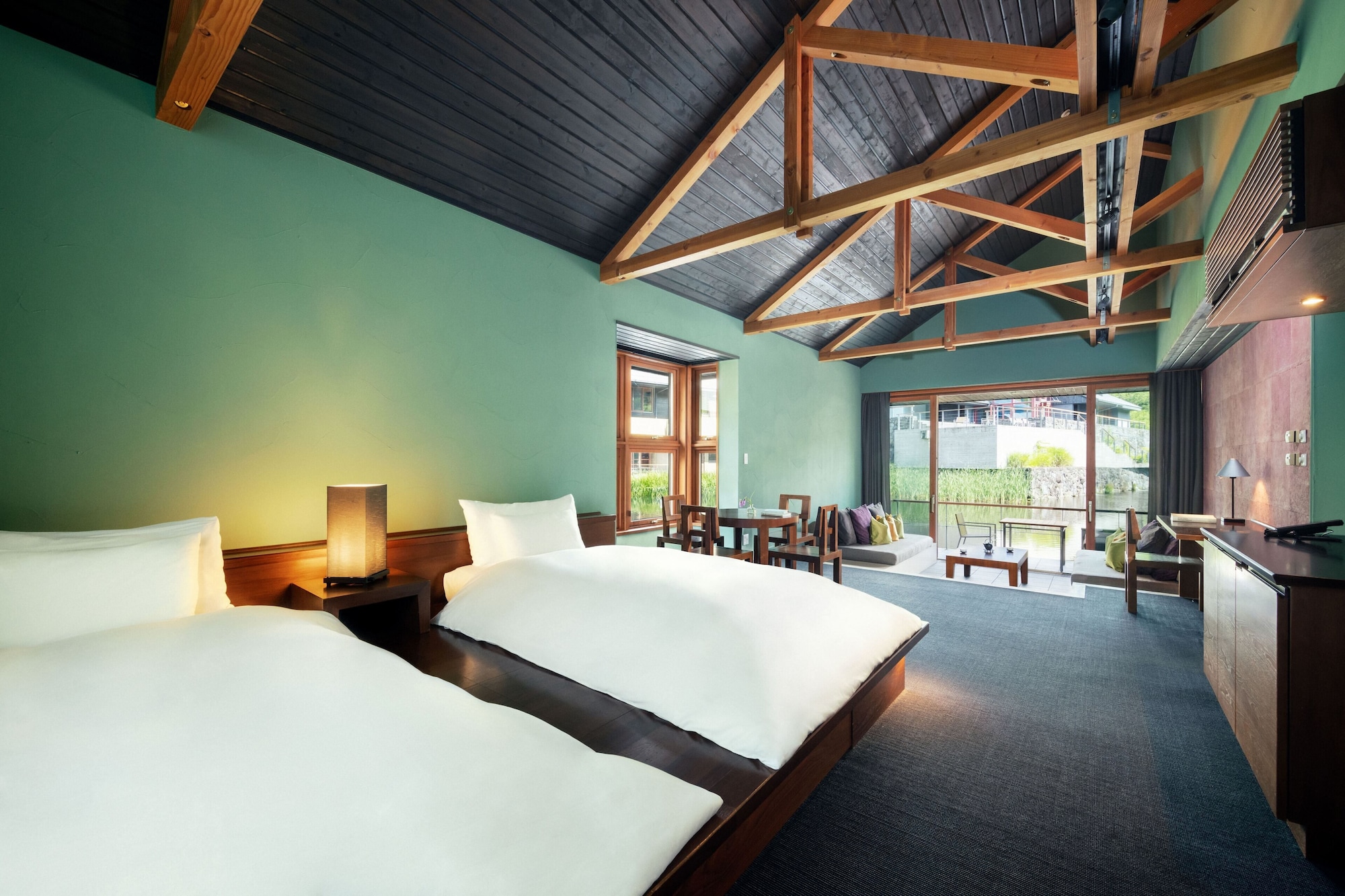 3 Beds, Water Side
