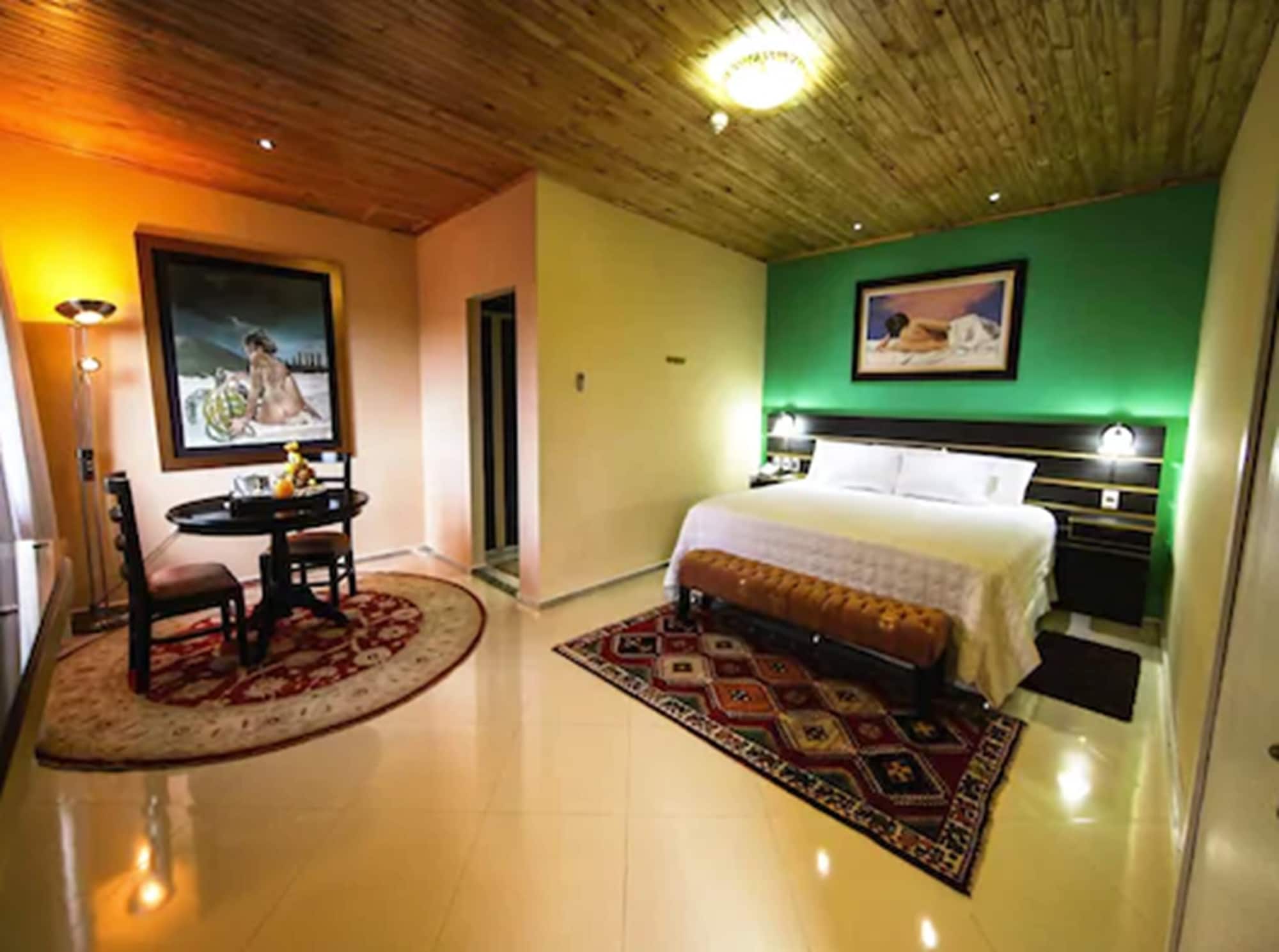Gold, Suite, King Bed