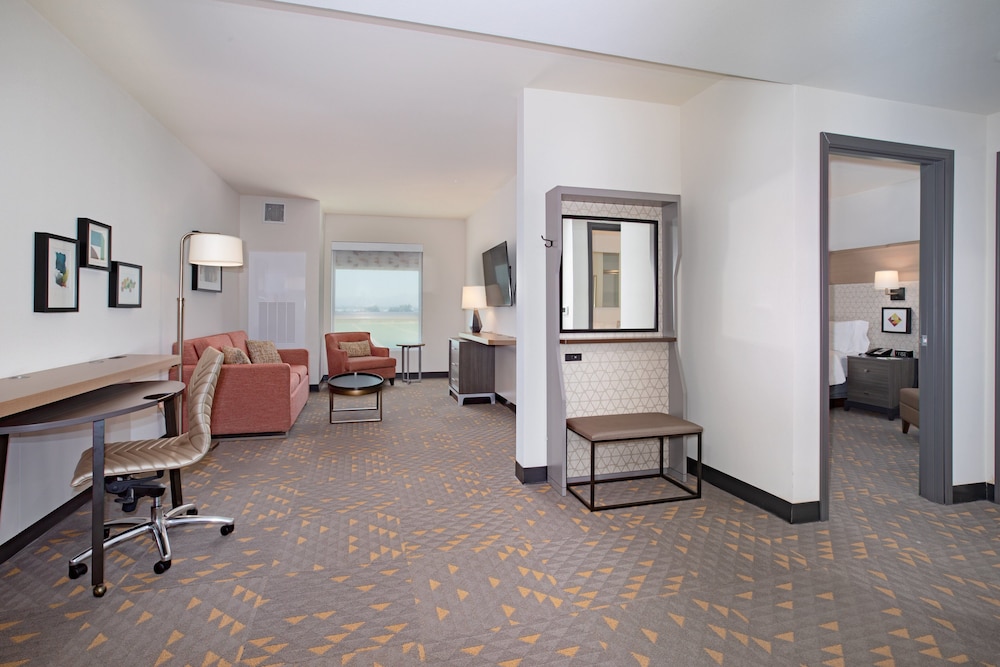 Holiday Inn Glendale - Stadium & Ent Dist 64/77