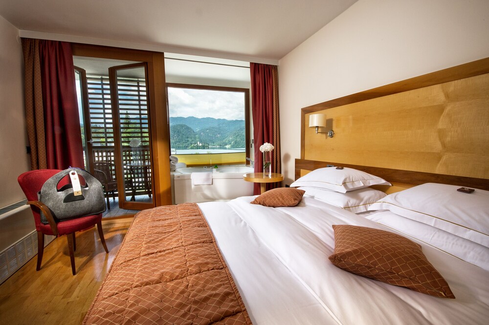 غرفة ديلوكس بإطلالة على البحيرة بشرفة