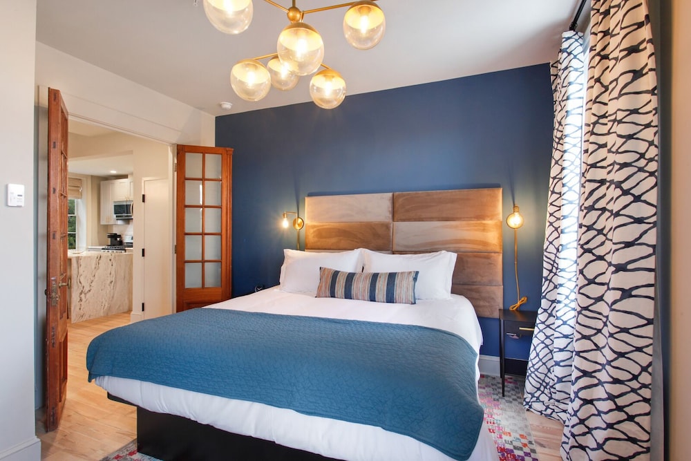 STUDIO, KING BED, SOFA