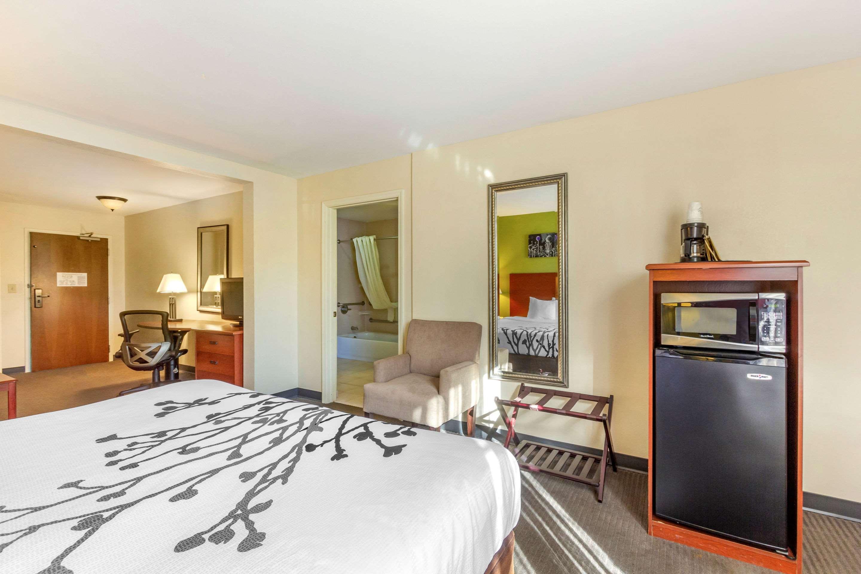 SUITE, KING BED