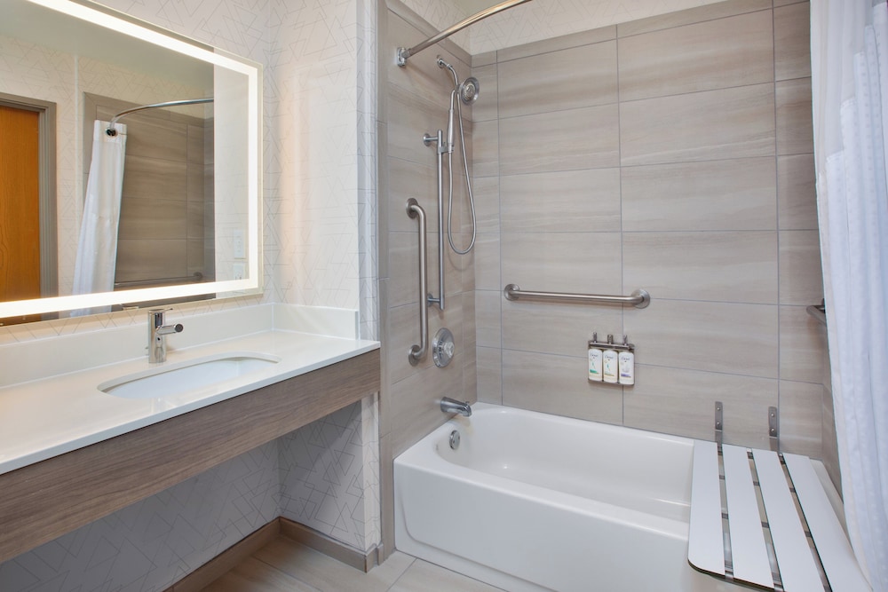 جناح بسرير كينج لذوي الإعاقة، Holiday Inn Express Hotel And Suites Buffalo 4/7