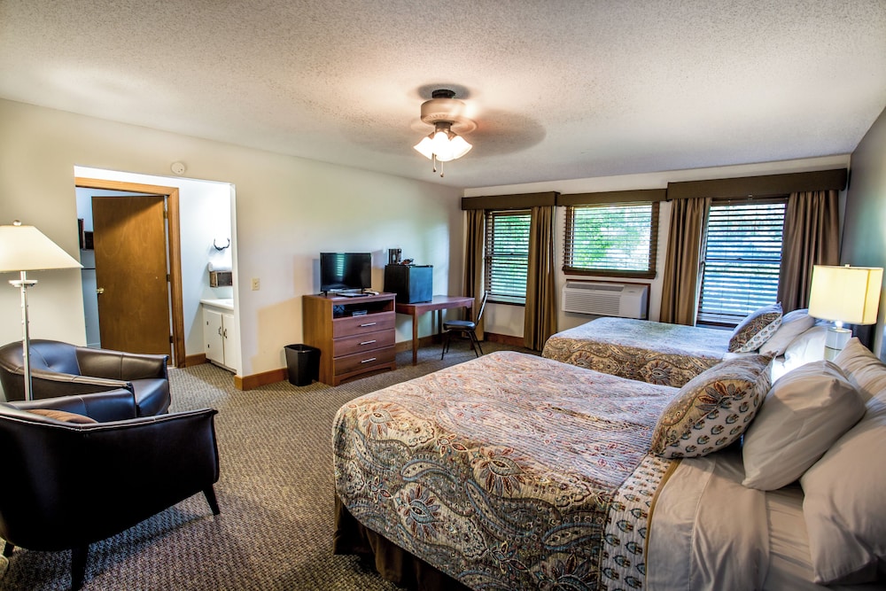 Standard, 2 Queen Beds, Garden Area, Forrest Hills Mountain Resort 3/5