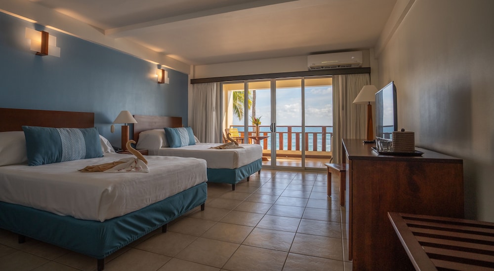 ROOM, 2 QUEEN BEDS, BEACH FRONT