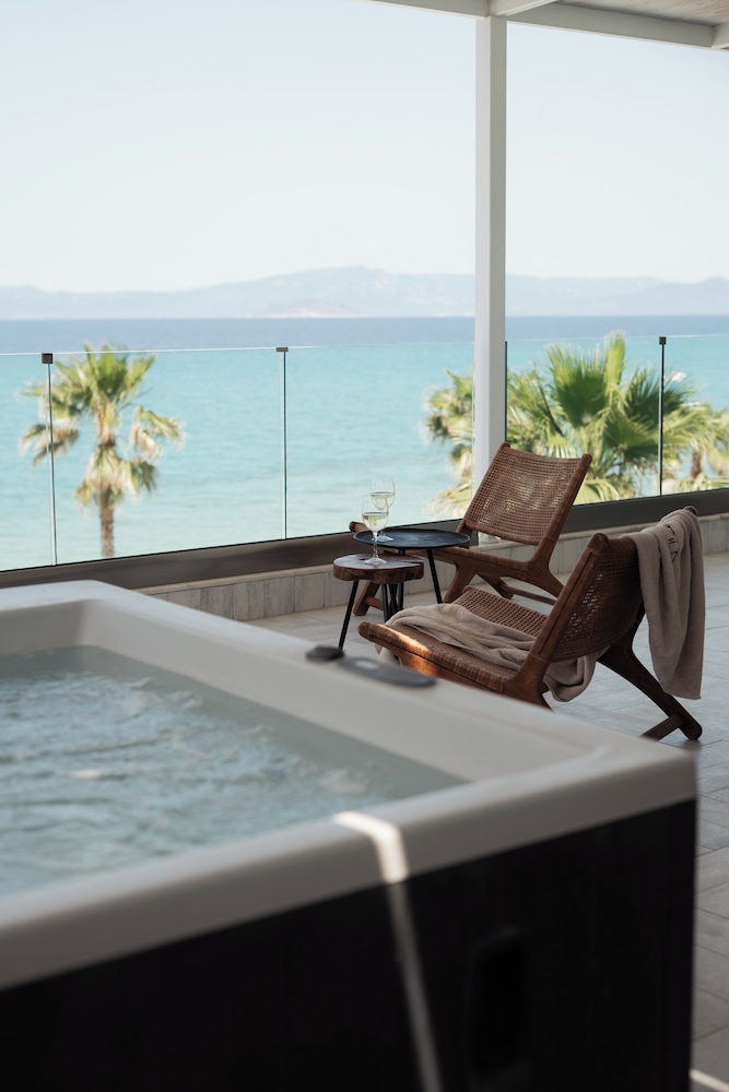 Blue Carpet Luxury Suites 20/50