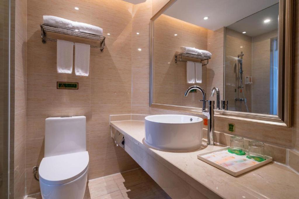 Vienna Hotel (Xiamen Airport, Jiangtou Metro Station) 49/51