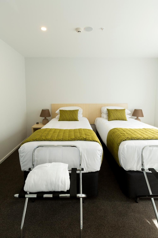 2 On Whiteleigh Motel 17/59