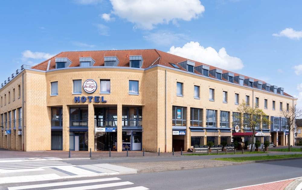 Mainstreet Hotel 18/19