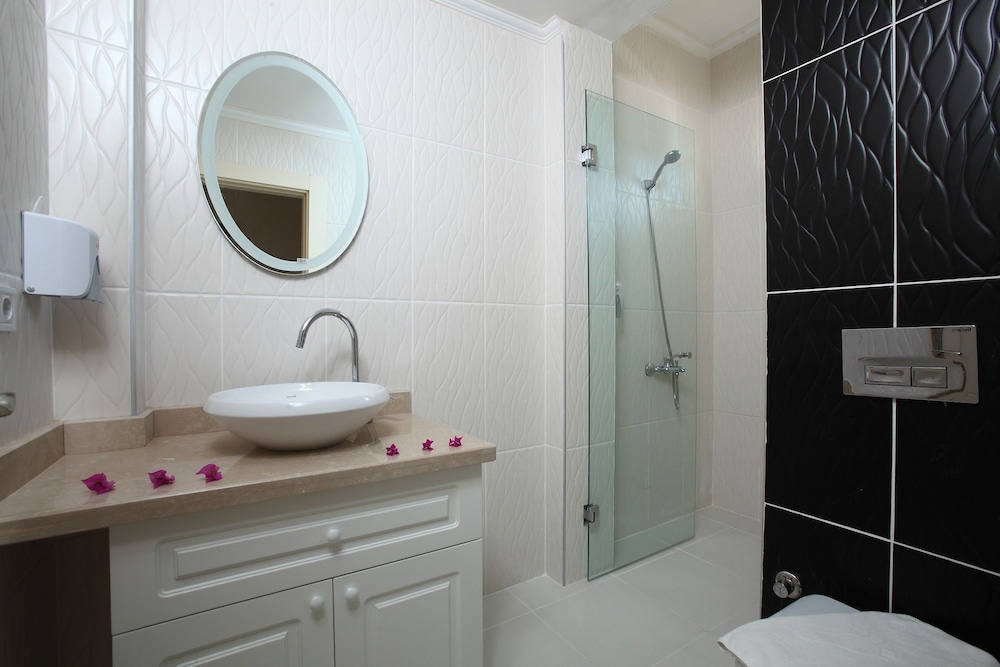 Summer Garden Suites And Beach Hotel 46/59