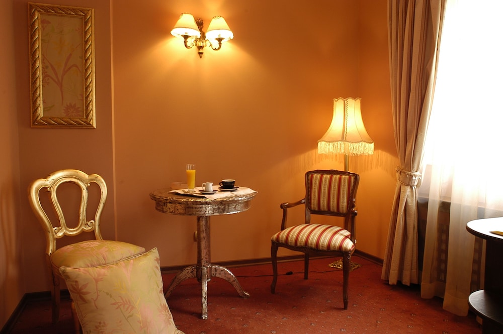 Meg Lozenetz Hotel 26/62