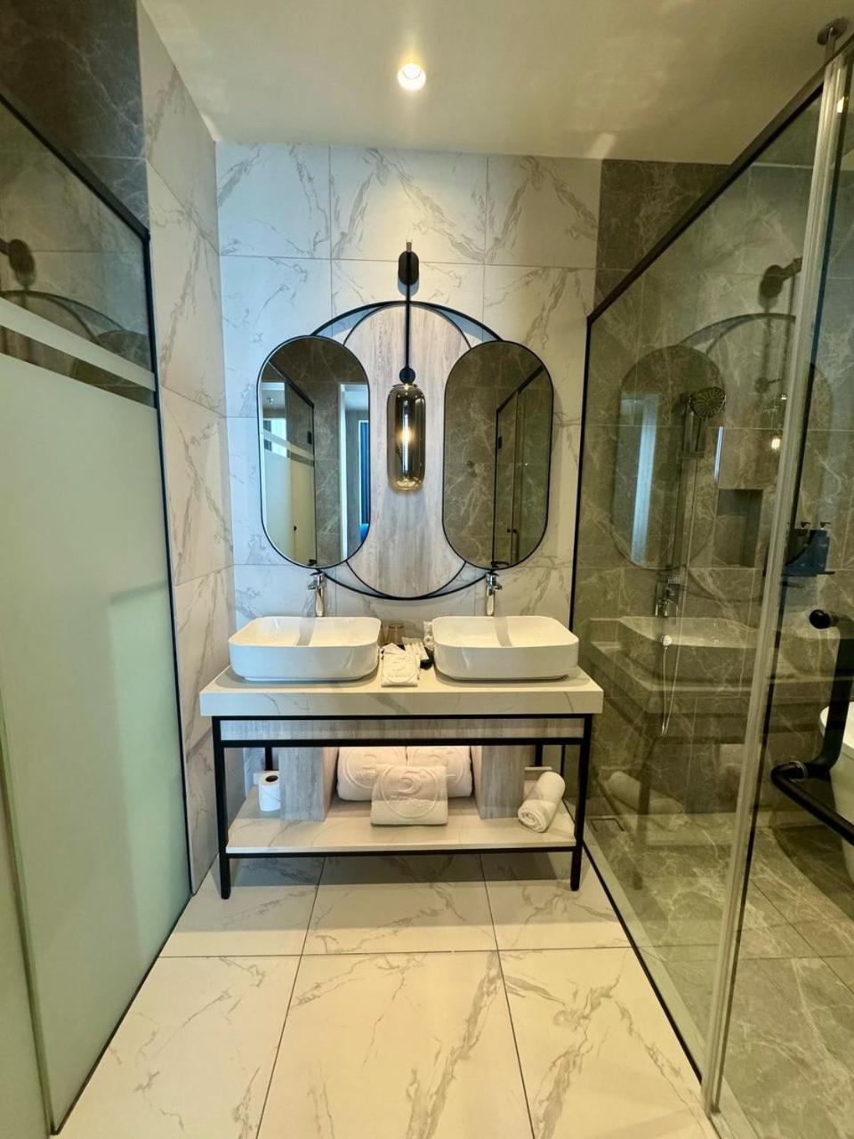 Fifth Avenue Hotel 26/49