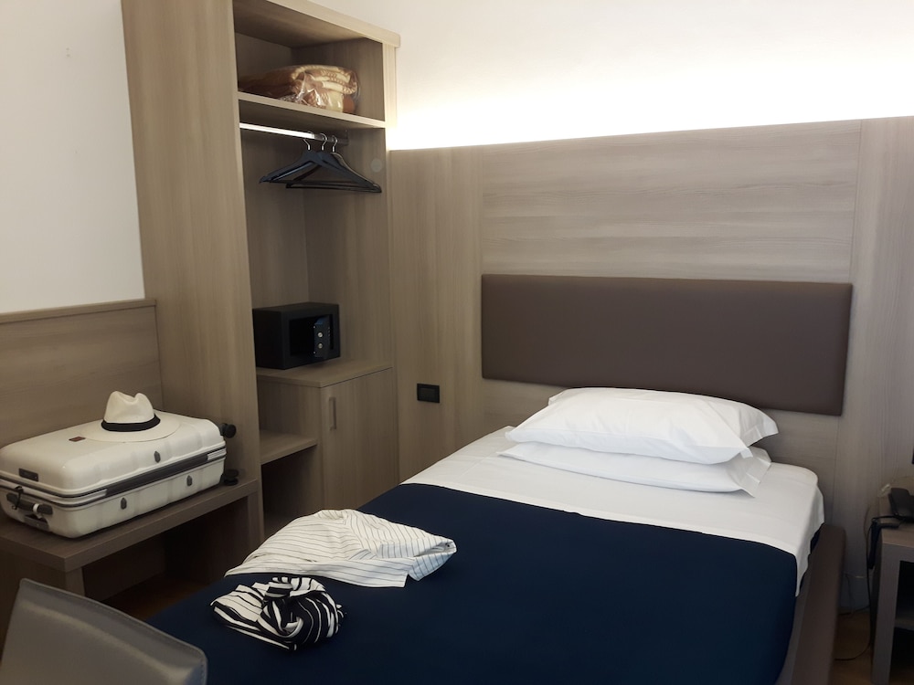 ROOM, SINGLE