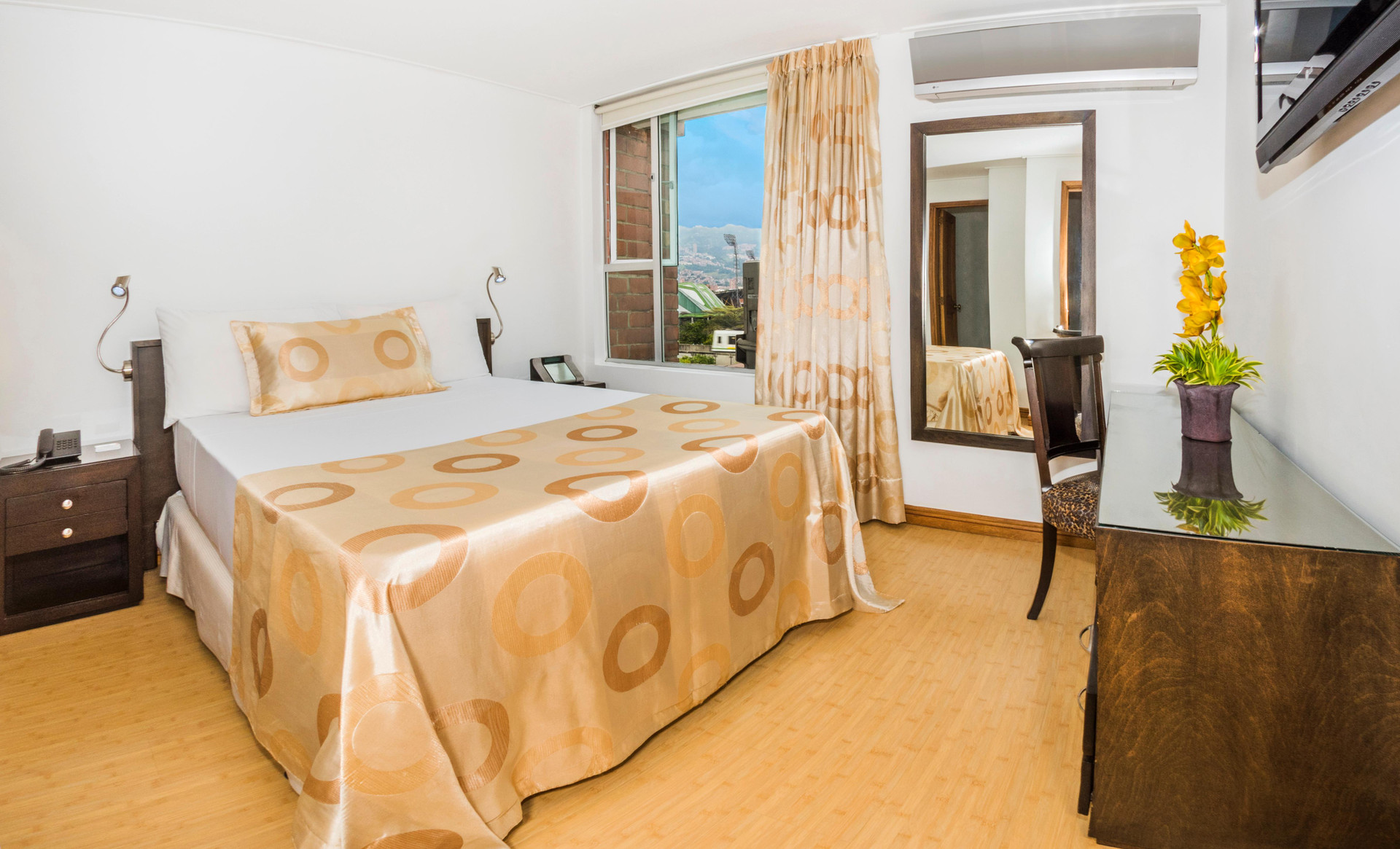 Superior, Double Bed, Street View