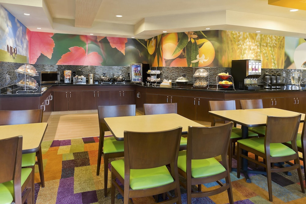 Fairfield Inn Suites Lexington Keeneland Airport 18/21
