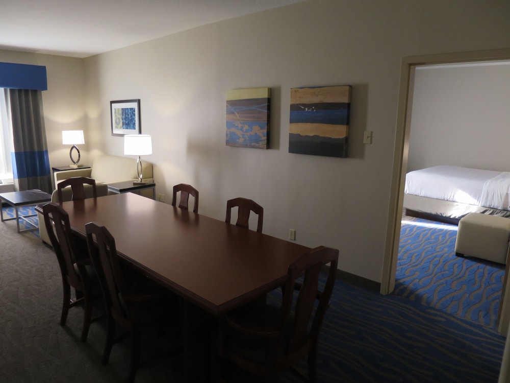 Holiday Inn Suites Regina 36/62