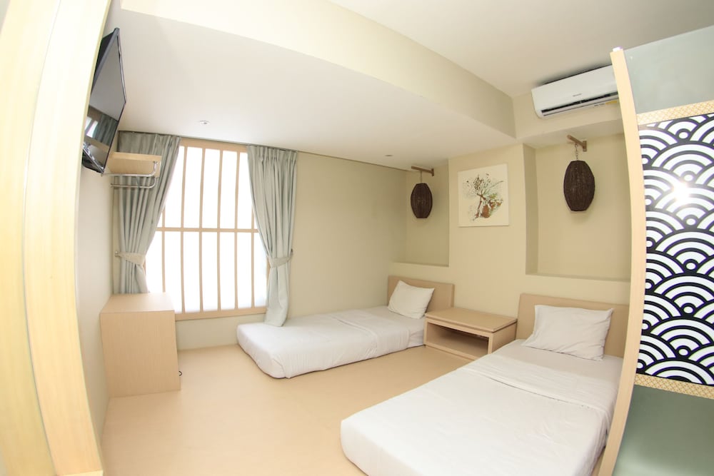 Kimono Hotel 11/21