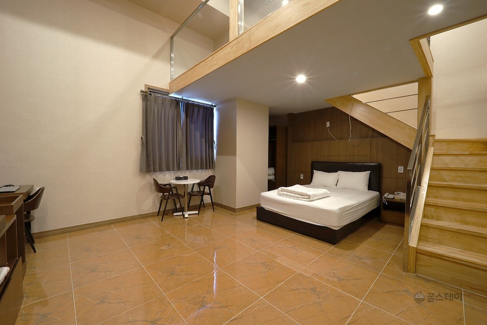 The King Hotel 11/50