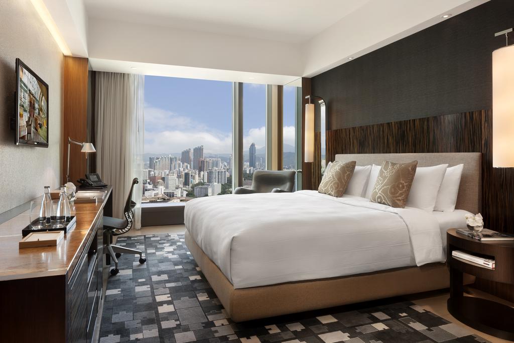 Club 36, King Bed, City View