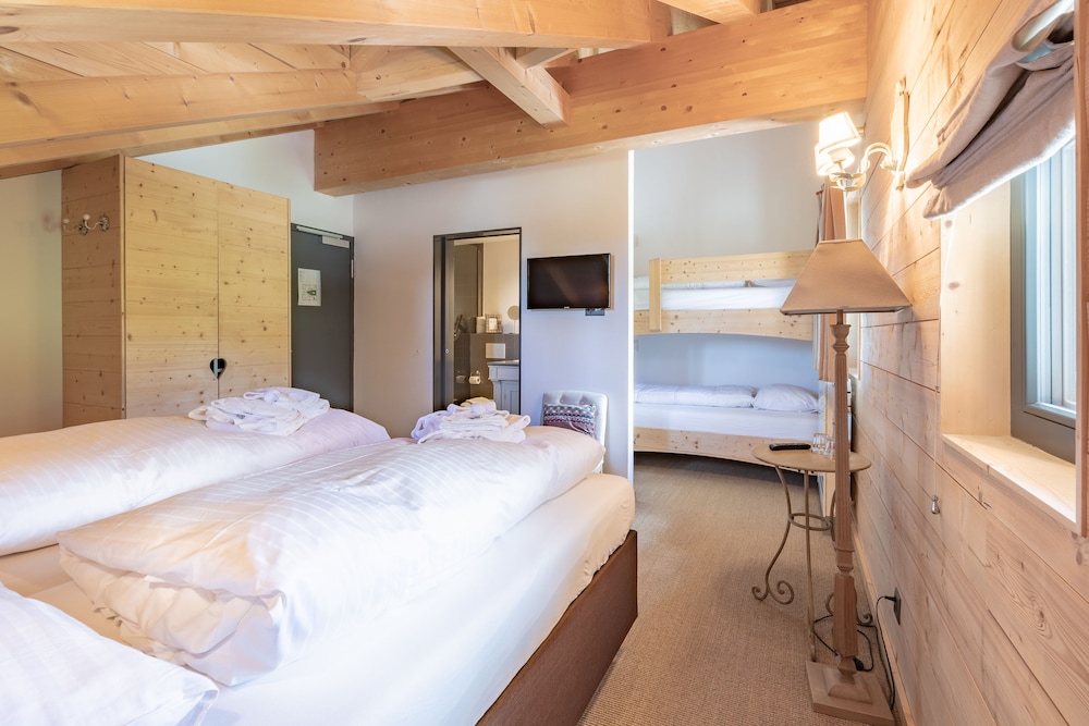 1 Bedroom, Deluxe, Twin Beds, 2 Bunk Beds, Hill View