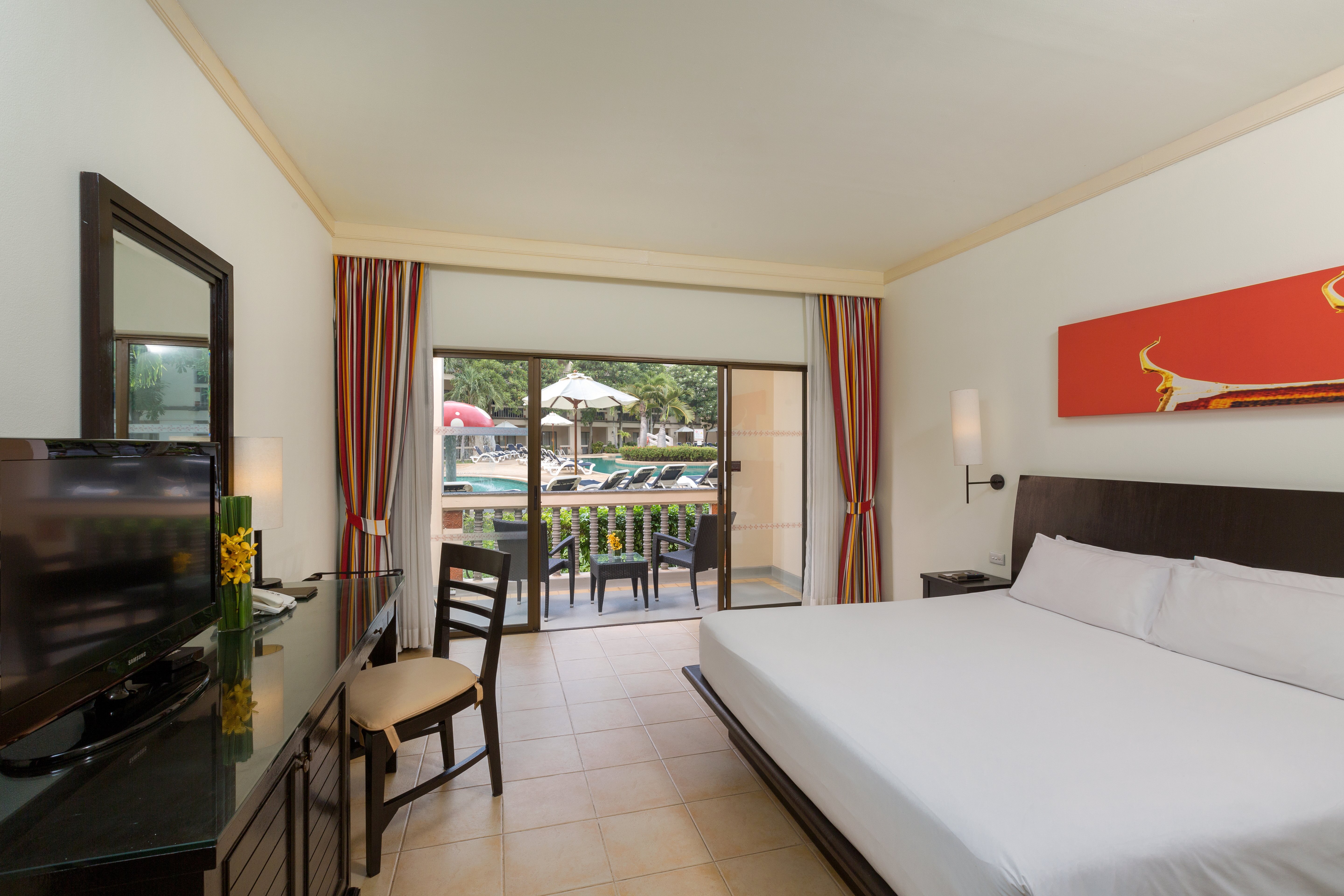 DELUXE, KING BED, GARDEN VIEW