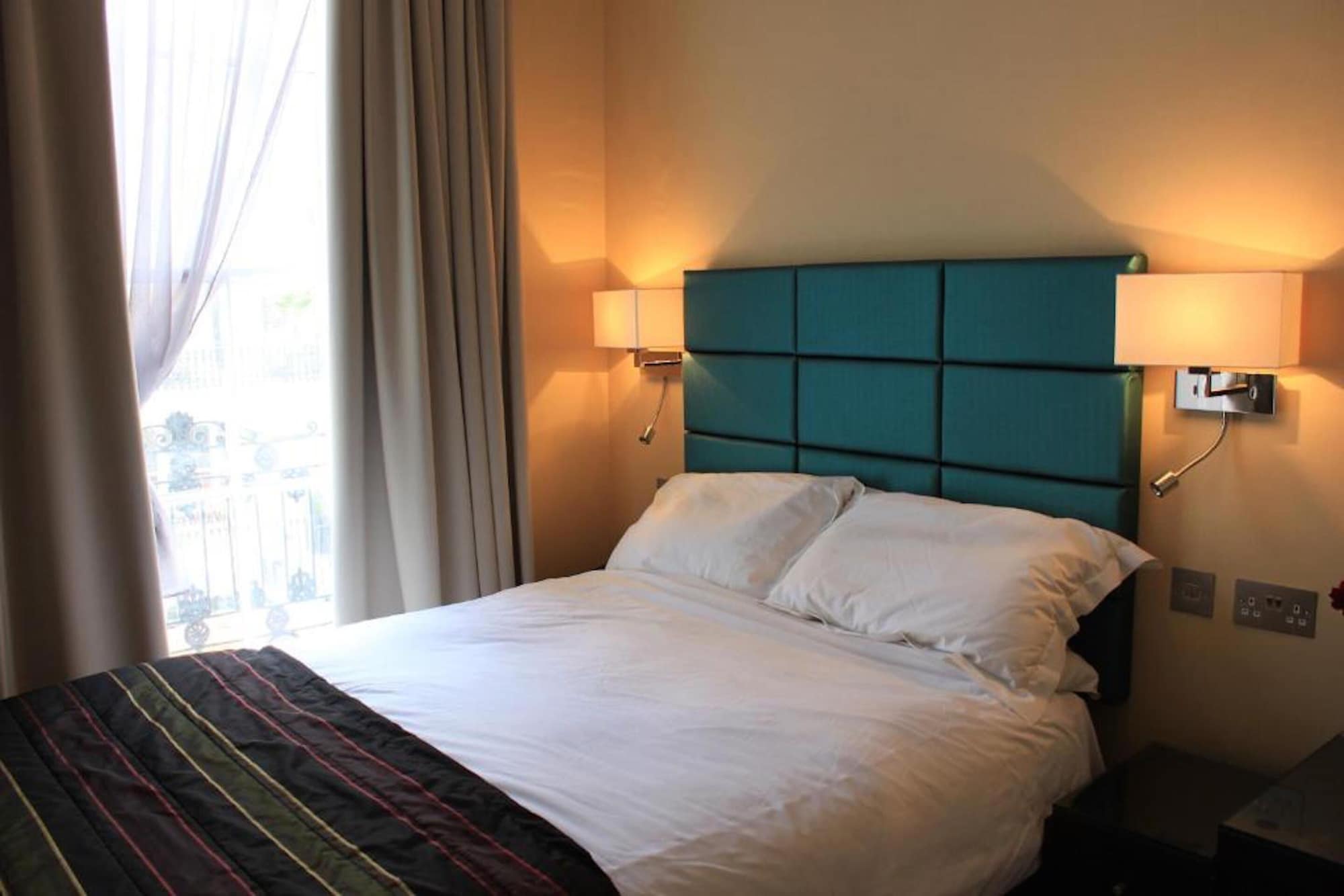 CLUB, DOUBLE BED