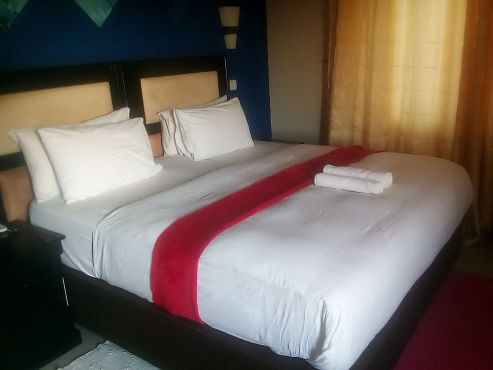 DELUXE, KING BED, POOL VIEW