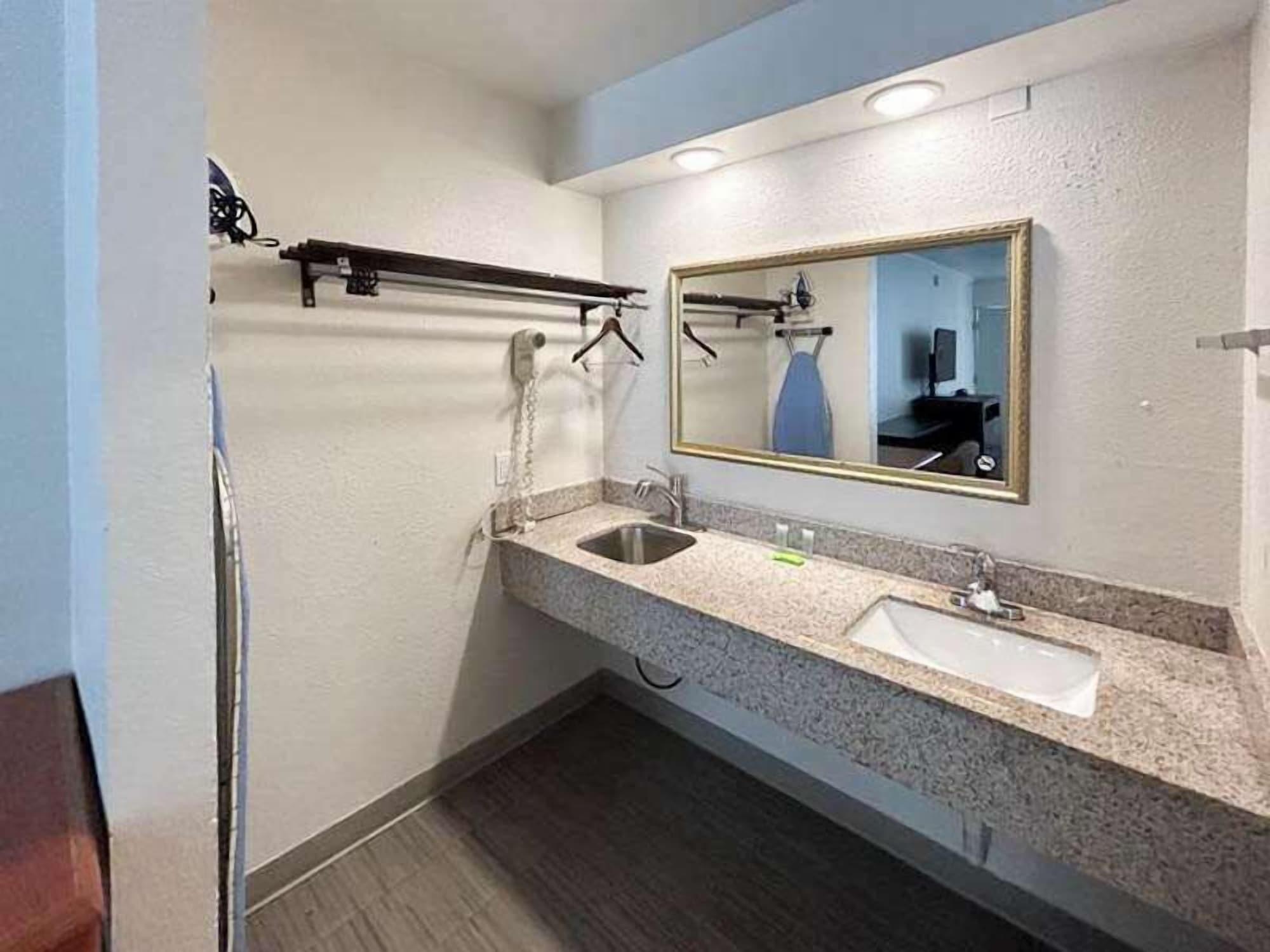 Studio6 Fort Worth, TX - Downtown East 30/36