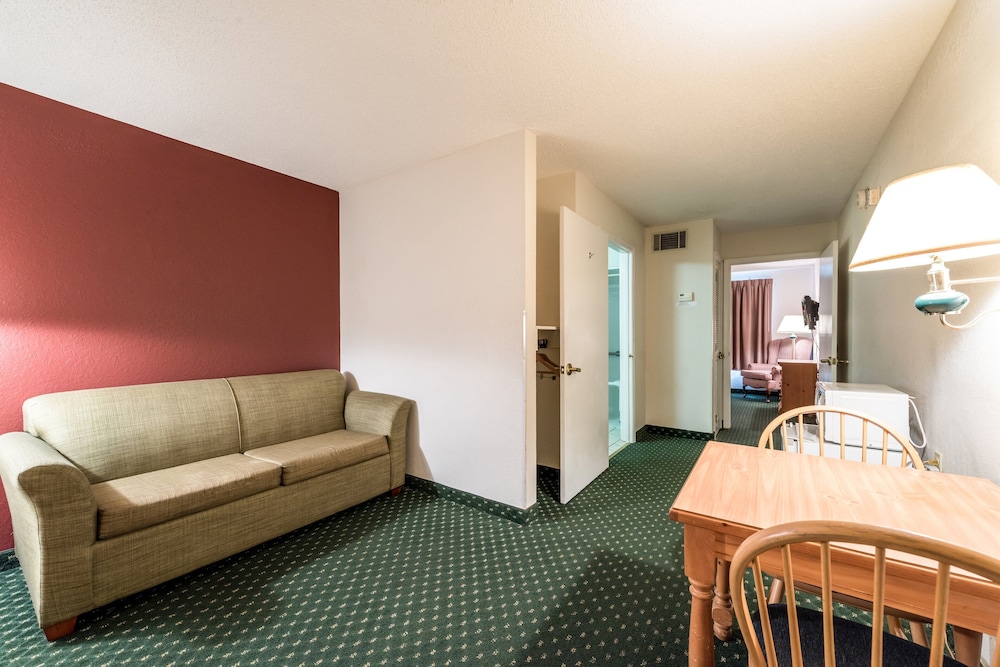 Red Roof Inn and Suites Knoxville East 28/42