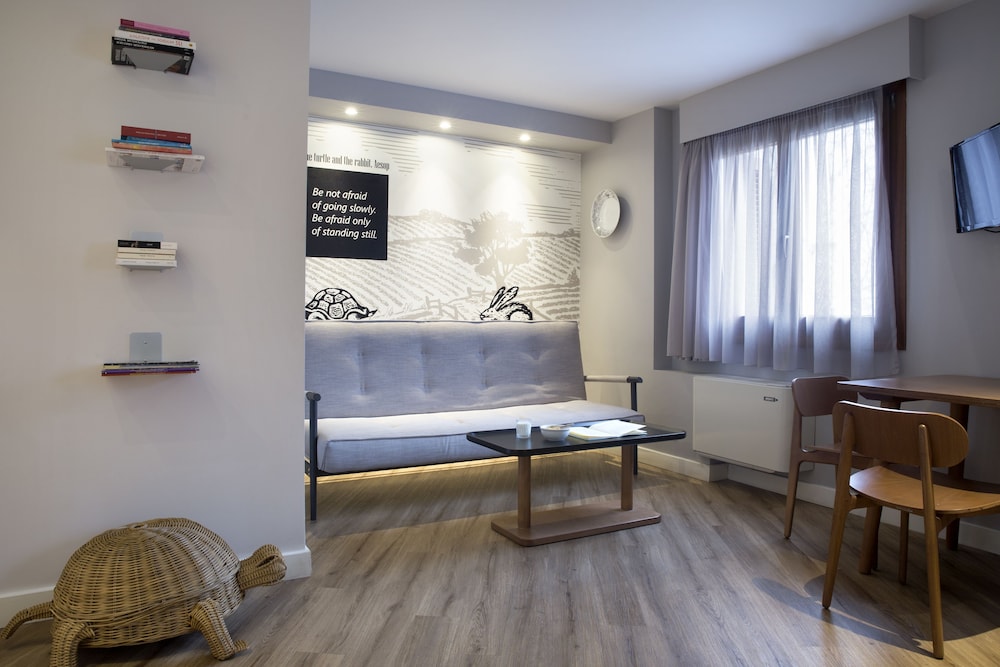 Apollon Library Suites 24/38