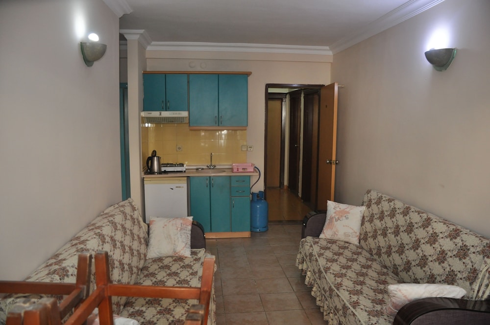 Basil's Apart Hotel 42/51